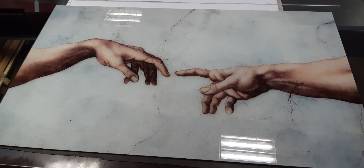 Картина прикосновение на стекле